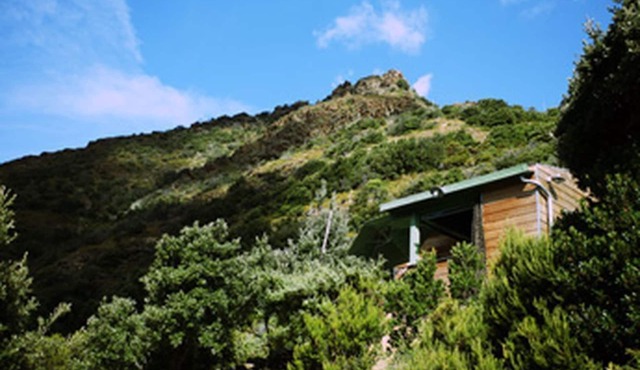 Cabin in the maquis, terrace and open kitchen with sea and mountain views