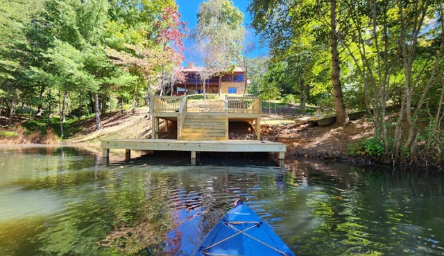 Cabin in the Blue Ridge mountains on private lake!