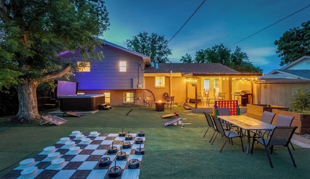 Cabin in the City! Hot Tub, Theater, Game Room!