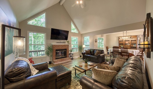 Cabin In The City - Hot Tub, Fire Pit & Forest Trails