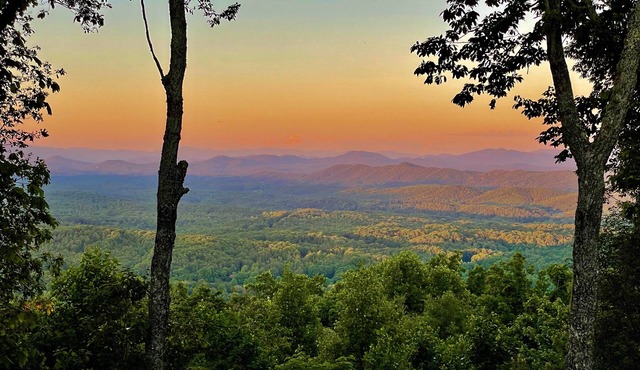 Cabin in the Clouds, Views!, Hot Tub, Pool, Fire pit, Pets, Flat Paved Drive