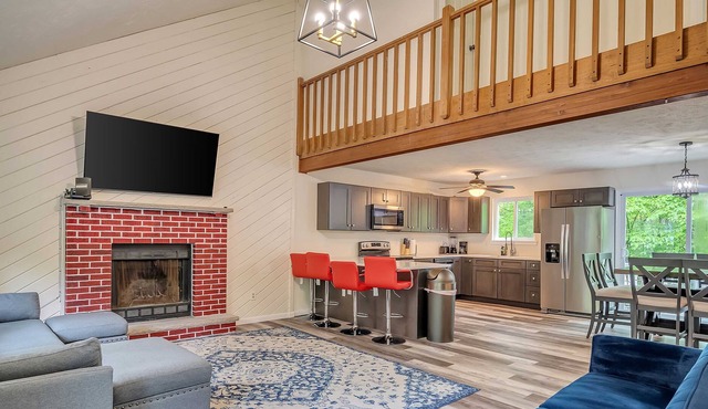 Cabin in the middle of 42 attractions in the Poconos!