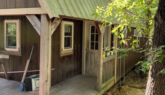 Cabin in the middle of the ShawneeNational Forest. WiFi, ac, full kitchen.