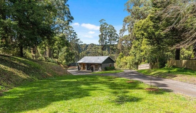 CABIN IN THE MIST, MOUNT MACEDON