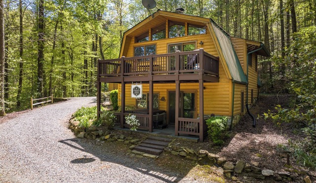 Cabin in the mountains with hot tub!