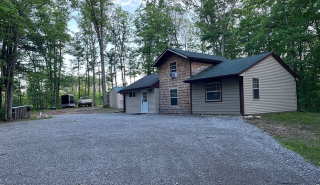 CABIN IN THE WOODS, 10 acres, Sleeps 8. Close to ORV trails and Forest Dunes.