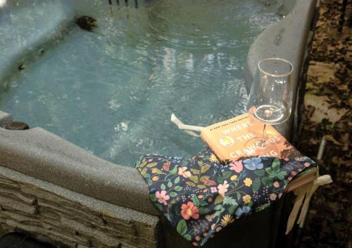 Cabin in the Woods - Hot Tub, Fire Pit, BBQ