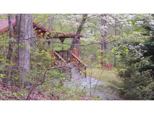 Cabin in the Woods-Peaceful 1BR 20-Acre Rural Retreat-HotTub&WiFi near Asheville
