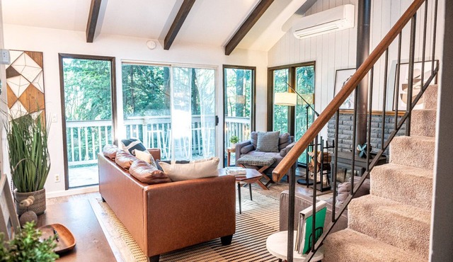 Cabin in the Woods with Lake Views & surrounded by PNW Vibes!