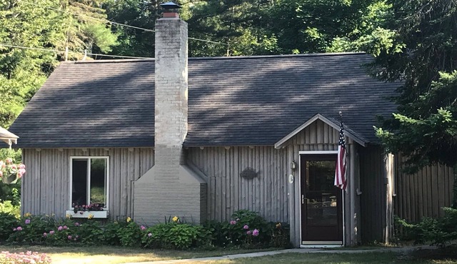 Cabin in village of Suttons Bay!
