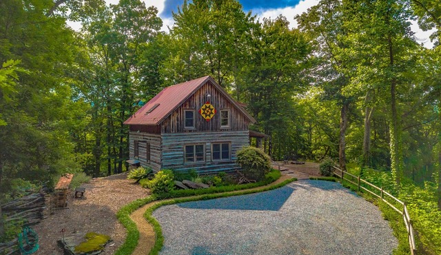 Cabin in Wonderful Mountaintop Setting