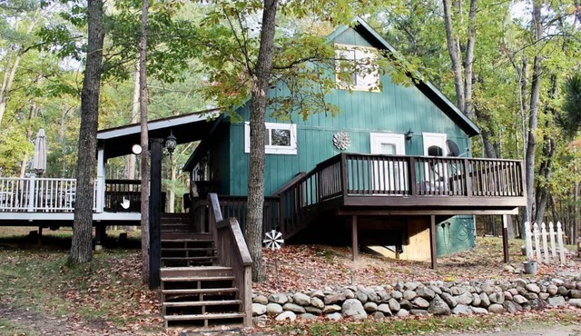 Cabin in woods next to snowmobile & dirt bike trails, fishing on near by river.