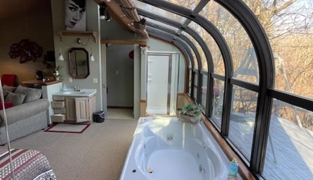 Cabin just Minutes from Eureka Springs - Full Glass Front with 20+ Mile Views