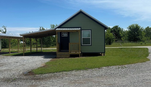 Cabin just minutes from White Oak and Thomas Mill! Fishermen, hunters welcome!