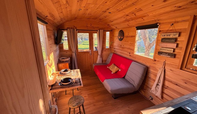 Cabin 'La Roulotte Saintaise' with Private Terrace, Shared Garden and Air Conditioning