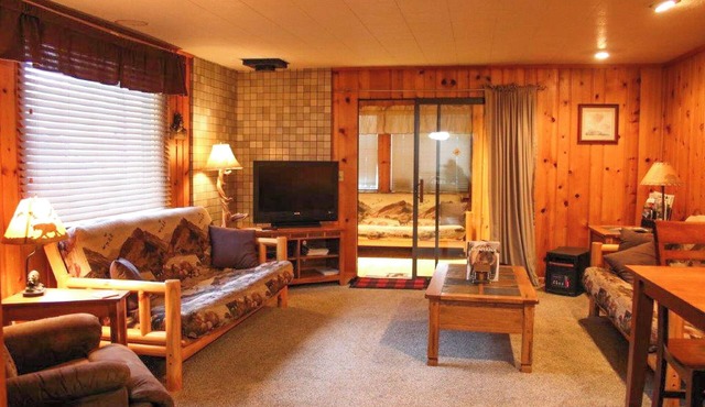 Cabin Less Than 1 Mi to Yellowstone Nat'l Park!