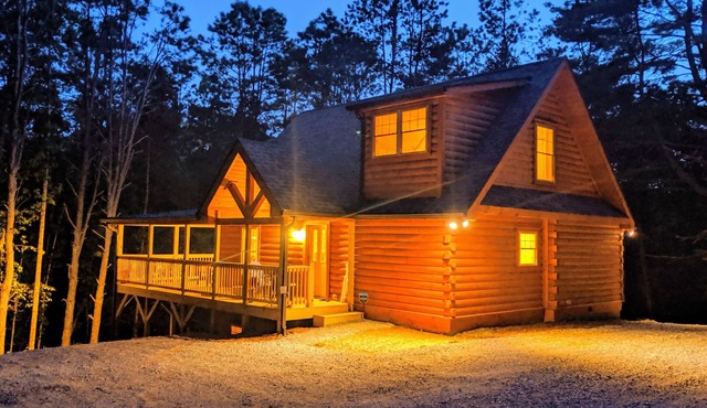 Cabin life near Asheville/Hendersonville. Secluded but still convenient escape!n