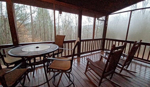 Cabin located in 8 miles between Blue Ridge and Ellijay GA by the Ellijay river