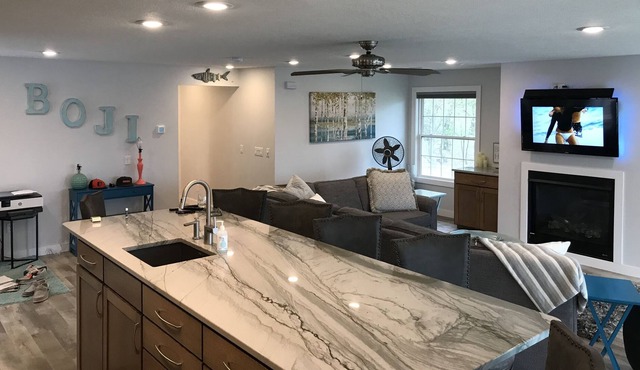 Cabin located off of East Okoboji lake, close to barefoot 🦶 bar!!!