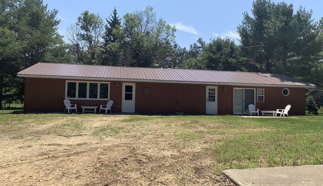 Cabin located on ATV trail & walking distance to boat launch on Lake Arbutus