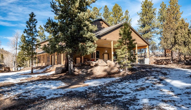 Cabin Lodge at Panguitch Lake Sleeps 18, wifi, good roads, year round access