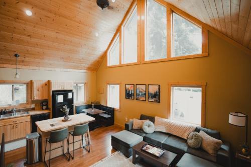 Cabin Minutes to Mt Rainier - EV, HotTub, 2 Queen and Twin