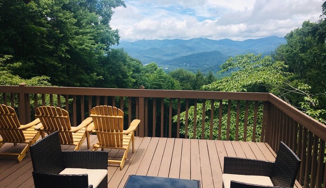 Cabin, Mtn. Views, w/Hot Tub, Min’s to Asheville or Black Mtn., 3K SF 3 Story!