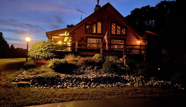 Cabin-n-the Woods.The Finest in Log Cabin Lodging.