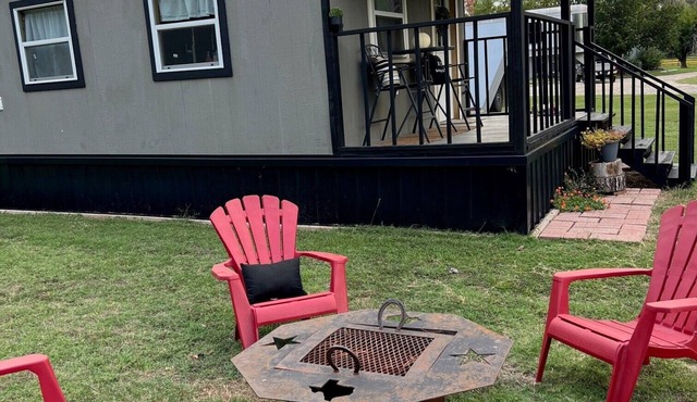 Cabin Near Canton Trade Days - Quiet Retreat with Country Charm!