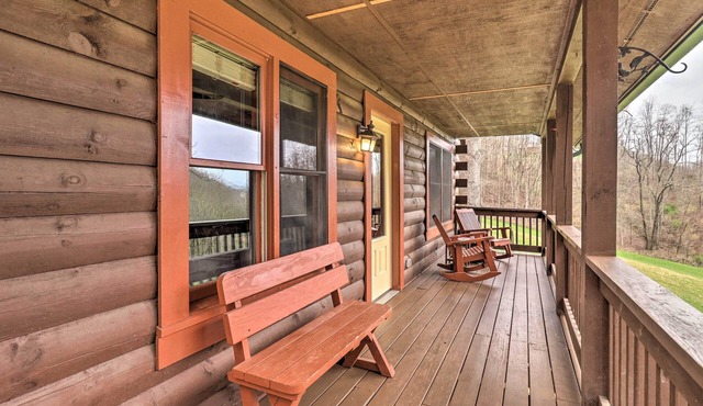 Cabin Near Hiking, Skiing & Waynesville!