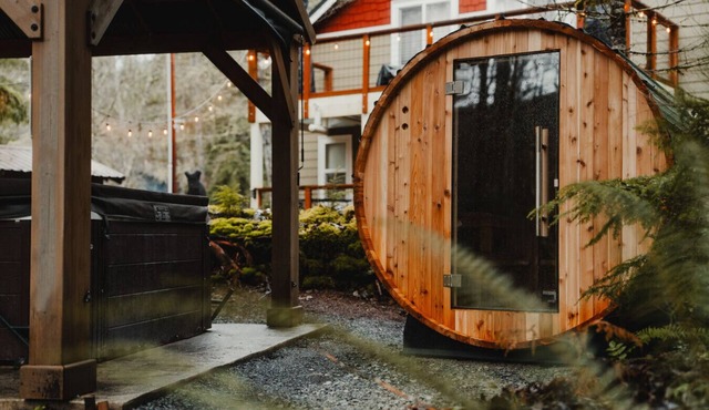 Cabin near Mt Rainier w/Jetted Tub, Hot Tub, EV!