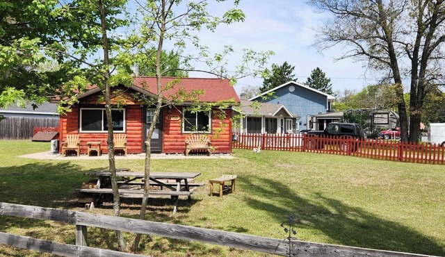 Cabin near ORV trails, lake St. Helen, Houghton Lake and golfing!