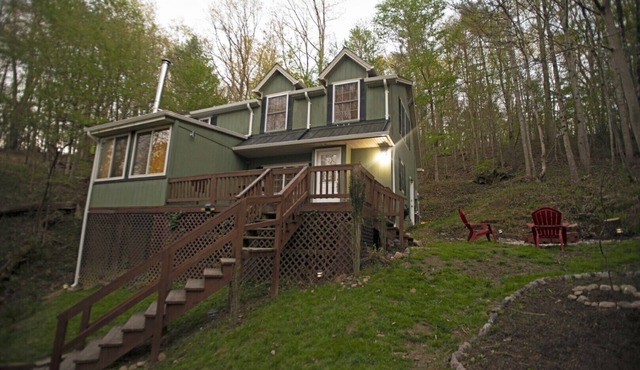 Cabin near River, Firepit, Family-friendly, WiFi, Great Location, Veteran owned!