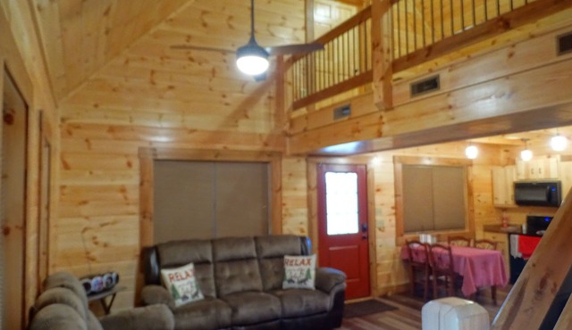 Cabin near Saxton/Raystown KOA and minutes from Trough Creek and Raystown Lake.