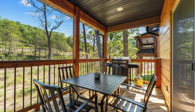 Cabin Near Thunder Ridge with Private Hot Tub, Community Indoor Pool & Free Attraction Tickets