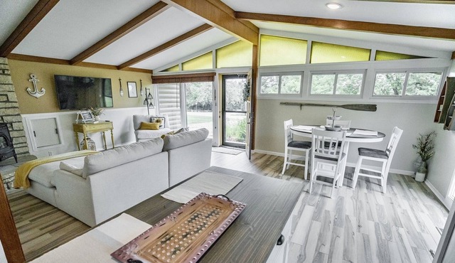 Cabin near Tuttle Creek Lake!