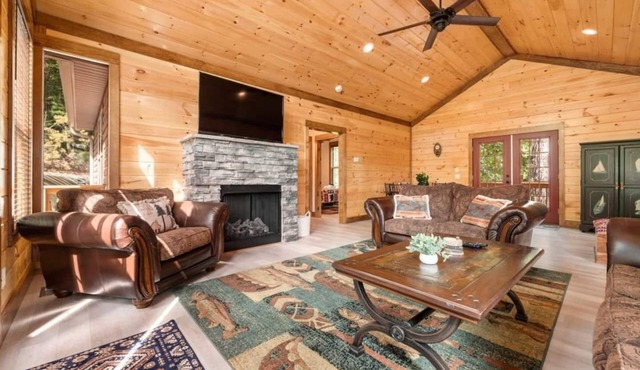 Cabin: Newly Built, Amazing Lake&Mtn Views, Gas Fire Pit, Hot Tub, Fully Stocked, New Appliances, 3 King Beds, 1 Floor