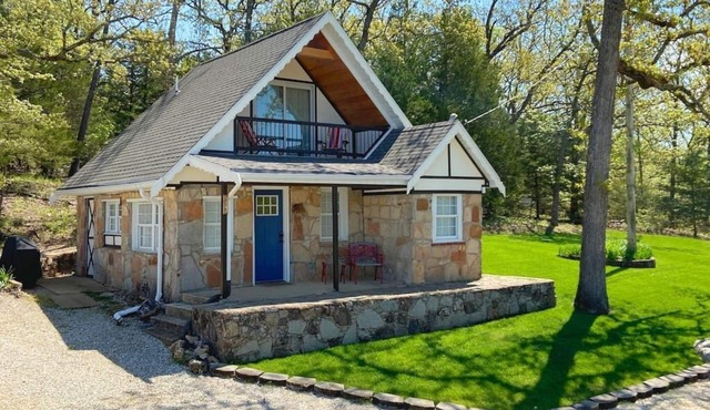 Cabin No. 4 @ The Old Swiss Village - Lake Views!