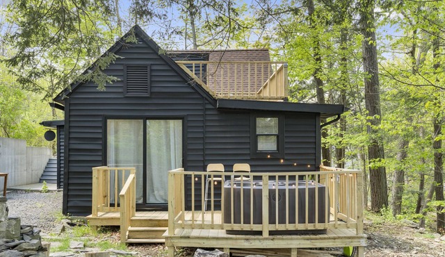Cabin Noir where Modern meets Rustic. Hot Tub with a View!