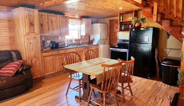 Cabin of Sunset View: cozy 3-bedroom cabin in Perkins with WiFi near OSU