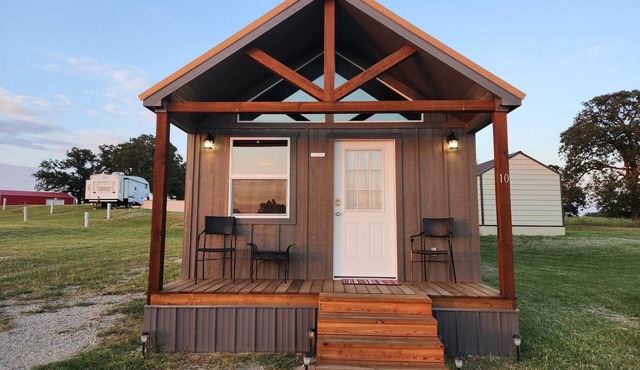 Cabin of Western Skies: loft, Wi-Fi , and tiny home living-close to OSU