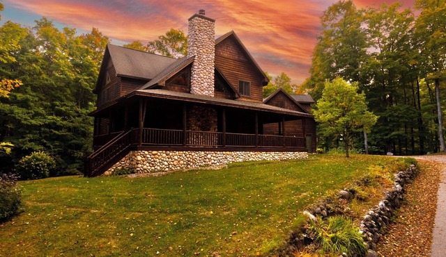 Cabin on 13 Acres w/Hot Tub | Pickleball | Sleeps 14 | Game Room