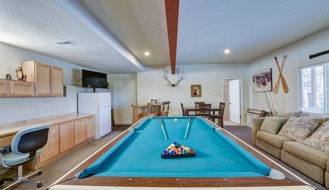 Cabin on 13 acres w/Pool Table & Jacuzzi Tub!