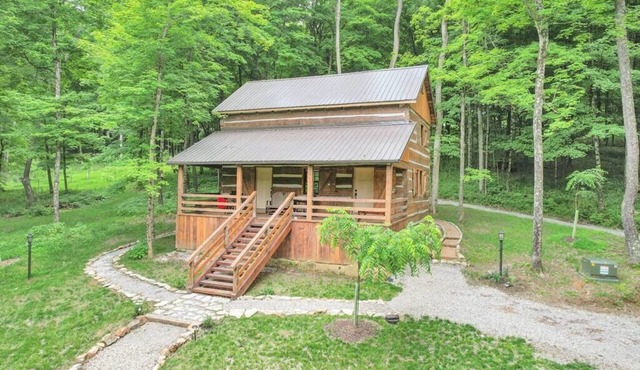 Cabin on 16 Acres|Secret Door, Trails & Kids Loft