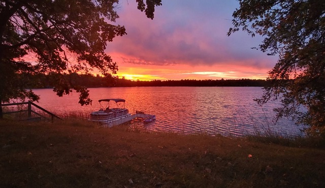 Cabin on 2.5 private acre lot with private dock! Family and dog friendly!