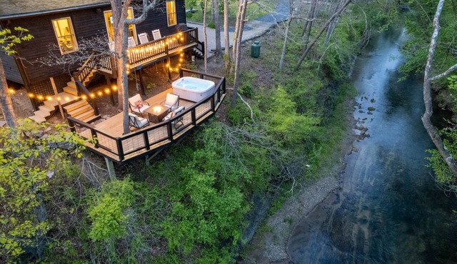 Cabin on 2 acres River access, Fire Pit, & Hot tub