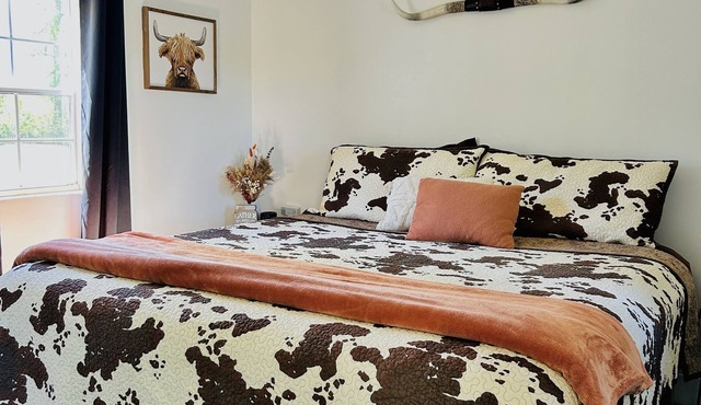 Cabin on 40 acres with private lake! - Heifer Hotel