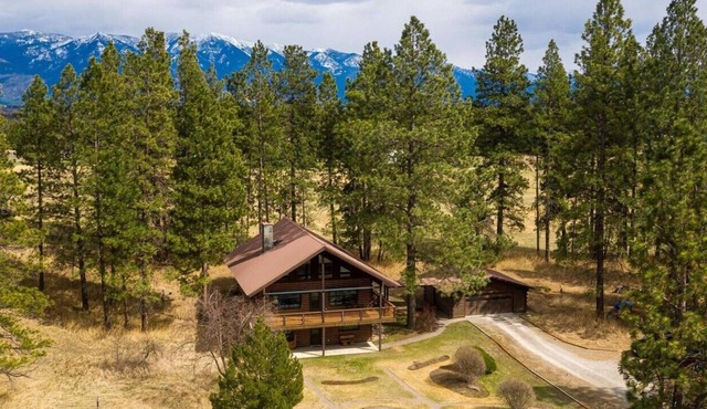Cabin on 5 acres w/Full Gym, Steam Rm, Hot Tub. Pet Friendly. Near Glacier N.P.