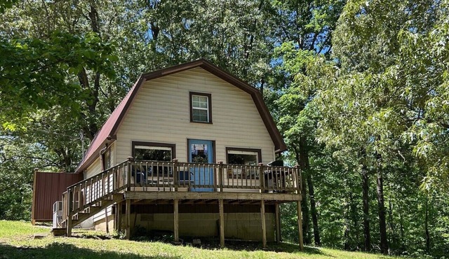 Cabin on a semi-private lake, cozy, quiet and peaceful!