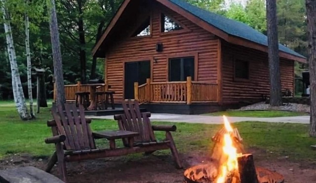 Cabin on AuTrain River a few blocks from Lk Superior, 10 mi from Munising